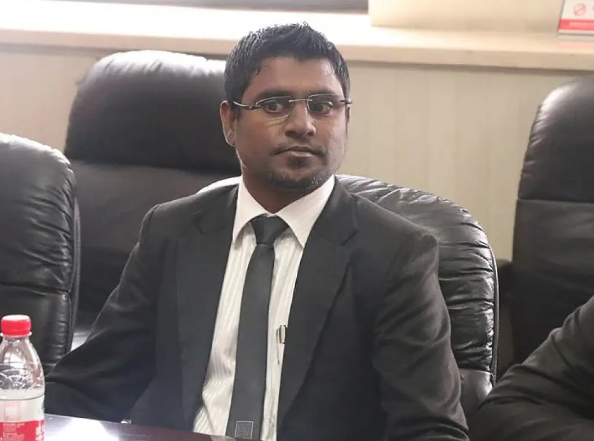 ބްރޯޑްކޮމް އިން ފަޒީން އިސްތިއުފާ ދީފި